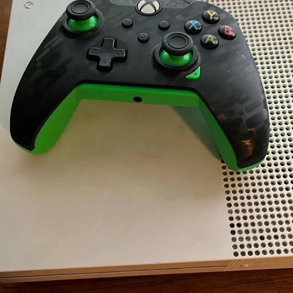 Xbox White Console with 2 wired controllers